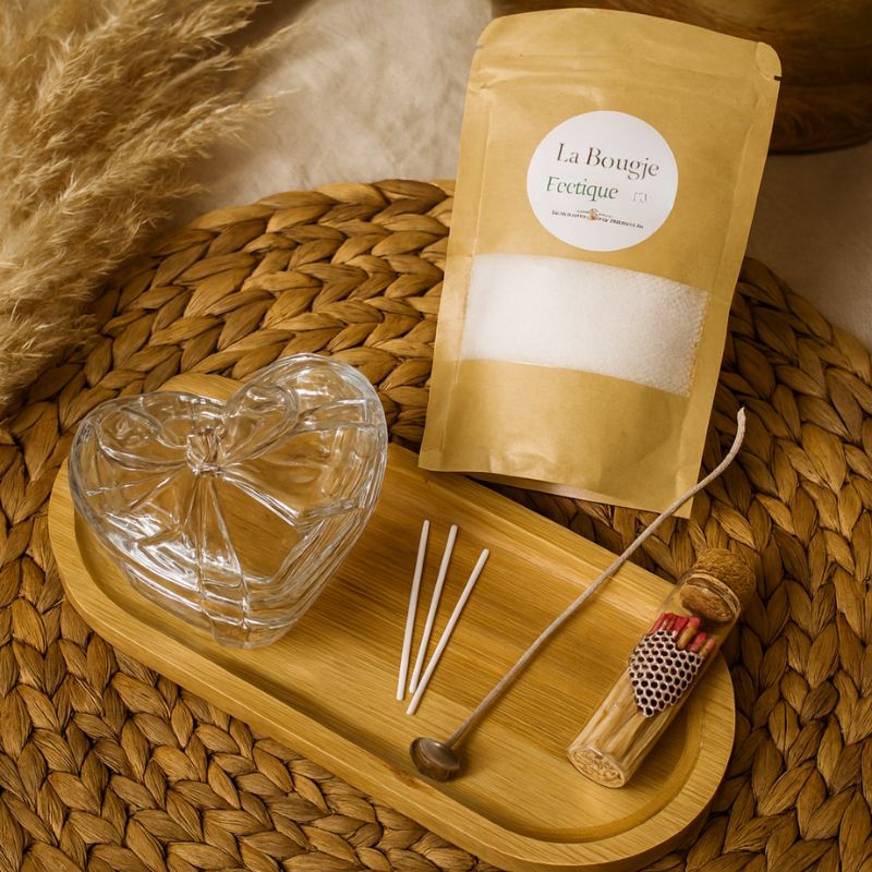 Coffret Bougies Perles Rituel Cocooning, dans une ambiance bohème chic, il y a le contenant en forme de cœur, la cire perle et le plateau en bois.