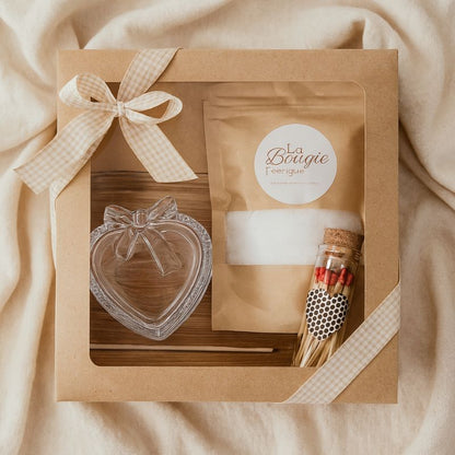 Coffret Bougies Perles Rituel Cocooning, le contenant, le plateau et les allumettes disposés dans un coffret-cadeau.