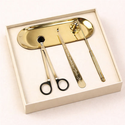 Éteignoir pour Bougie et Coupe Mèche en coffret cadeau ou idée cadeau. Sur fond beige clair, ambiance minimaliste.