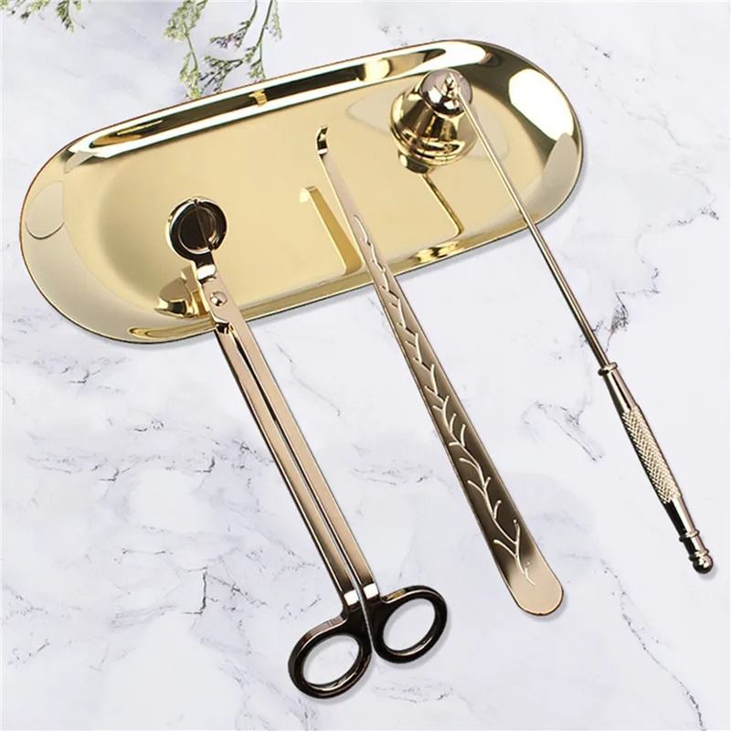Éteignoir pour Bougie et Coupe Mèche, les outils pour l'entretien de la bougie sont posés dans un plateau.