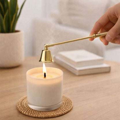 Éteignoir pour Bougie et Coupe Mèche, l'eteignoir en action avec une main pour eteindre la bougie. Ambiance scandinave.