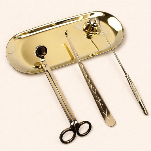 Éteignoir pour Bougie et Coupe Mèche, avec un grattoir et un plateau, c'est un élément de déco. Sur fond beige clair.