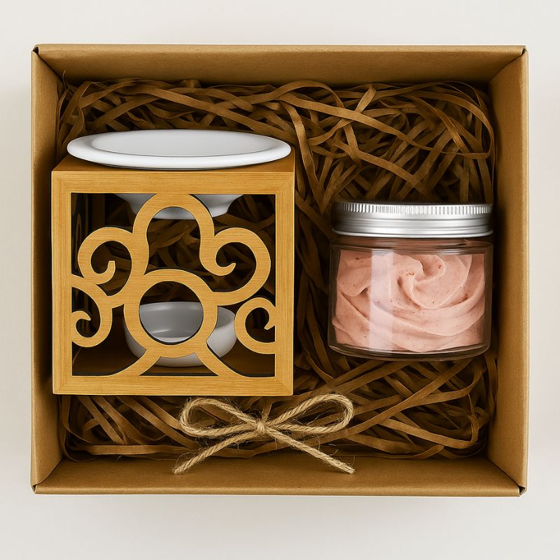 Fondant Parfumé Tentation de Fraise, dans son contenant fermé, avec un brûleur et dans un coffret pour offrir. Sur fond blanc cassé.