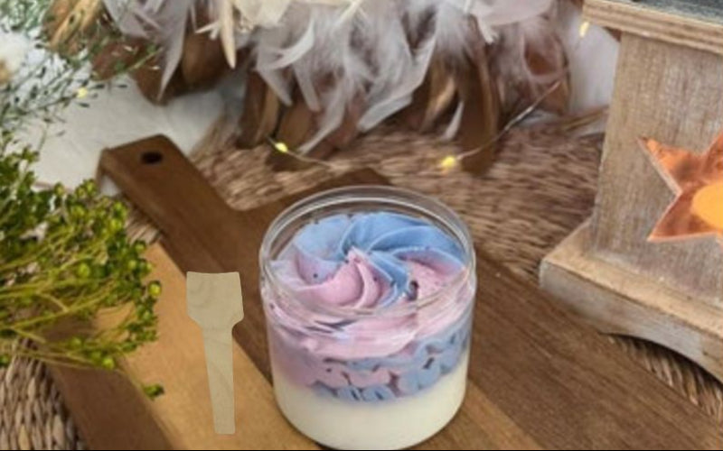 FONDANT PARFUMÉ, avec sa cuillère, posé sur une planche en bois et une bougie est allumée à côté. Dans une ambiance zen