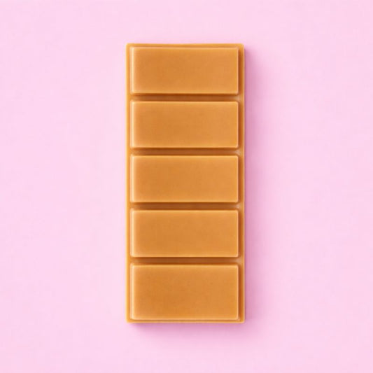 Fondant Parfumé Bière Artisanale Snapbar,  de couleur beige foncé, senteur bière, format sécable et sur fond rose.