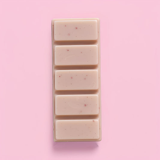Fondant Parfumé Bois de Oud Snapbar, de couleur beige avec quelques paillettes, en forme de tablette, parfum bois de oud et sur fond rose pâle.