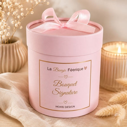 Fondant Parfumé Bouquet Signature dans son nouveau packaging rose avec ruban, création chic et ambiance chaleureuse.