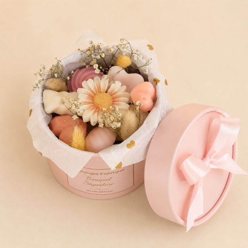 Fondant Parfumé Bouquet Signature dans son nouveau contenant rose avec bouquet de fondants parfumés artisanaux, coffret cadeau élégant sur fond beige minimaliste La Bougie Féerique.