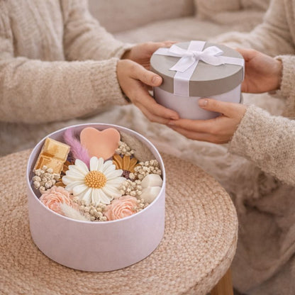 Fondant Parfumé Bouquet Signature présenté comme idée cadeau avec boîte élégante et composition florale.