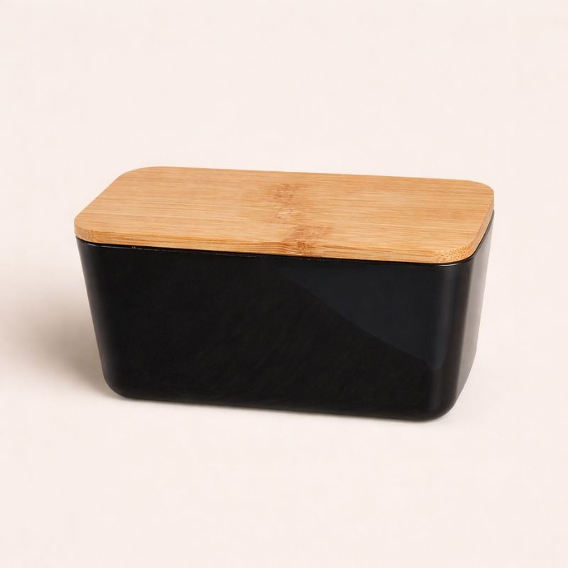 Fondant Parfumé Box Surprise, la box de couleur noire avec couvercle en bambou et sur fond beige clair.