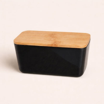 Fondant Parfumé Box Surprise, la box de couleur noire avec couvercle en bambou et sur fond beige clair.