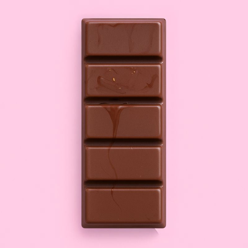 Fondant Parfumé Cola Snapbar, de couleur marron, en forme de tablette et sur fond rose pâle.