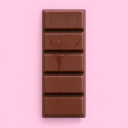 Fondant Parfumé Cola Snapbar, de couleur marron, en forme de tablette et sur fond rose pâle.
