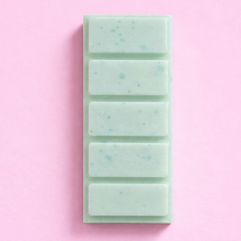 Fondant Parfumé Concombre Frais Snapbar vert pâle en tablette sécable sur fond rose design minimaliste ambiance fraîche et légère.