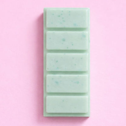 Fondant Parfumé Concombre Frais Snapbar vert pâle en tablette sécable sur fond rose design minimaliste ambiance fraîche et légère.