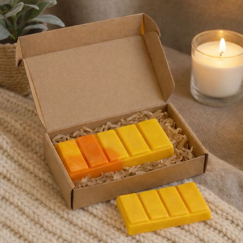 Fondant Parfumé Feu de Bois Snapbar, le barre de fondant parfumé est mise dans une boîte cadeau et posé sur une table avec un effet cosy chic.