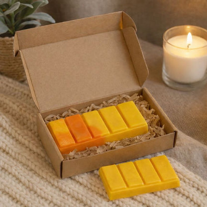 Fondant Parfumé Feu de Bois Snapbar, le barre de fondant parfumé est mise dans une boîte cadeau et posé sur une table avec un effet cosy chic.
