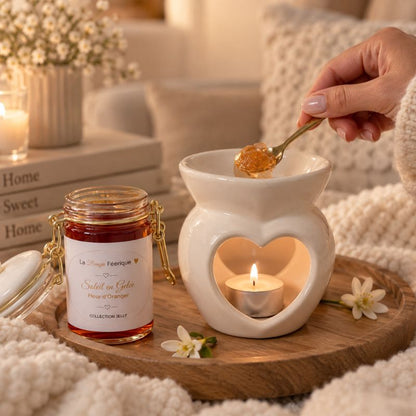 Fondant Parfumé Fleur d’Oranger – Soleil en Gelée prélevé à la cuillère au-dessus d’un brûle-parfum cœur.