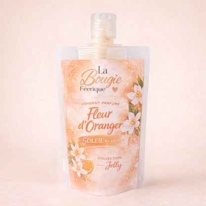 Fondant Parfumé Fleur d’Oranger dans une gourde transparente, posé sur un fond beige clair.