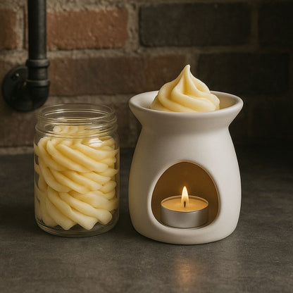 Fondant Parfumé Fleur de Tiaré Envoûtante, de couleur jaune et disposée dans un brûleur et dans une ambiance industrielle.