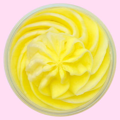 Fondant Parfumé Fleur de Tiaré Envoûtante, fondant crémeux de couleur jaune et sur fond rose.