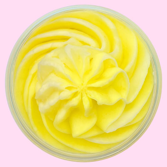 Fondant Parfumé Fleur de Tiaré Envoûtante, fondant crémeux de couleur jaune et sur fond rose.