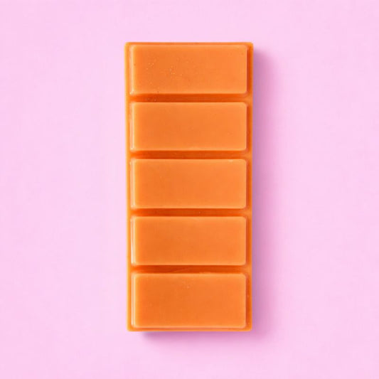 Fondant Parfumé Mirabelle Snapbar en tablette sécable orange sur fond rose minimaliste ambiance douce et gourmande.