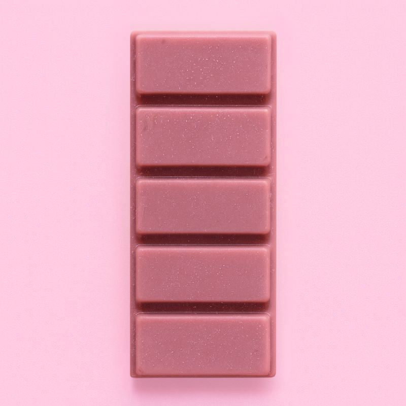 Fondant Parfumé Moccaccino de Noël Snapbar, de couleur marron, en forme de tablette, parfum maccaccino et sur fond rose pâle.