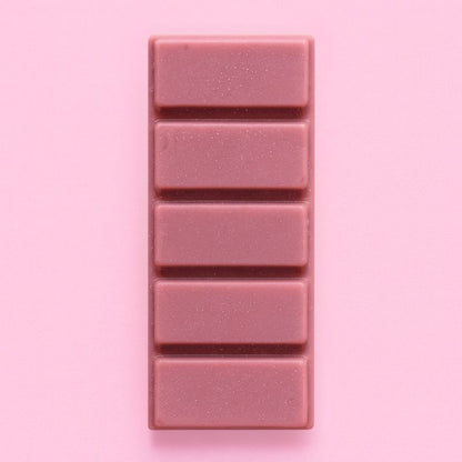 Fondant Parfumé Moccaccino de Noël Snapbar, de couleur marron, en forme de tablette, parfum maccaccino et sur fond rose pâle.