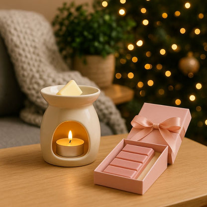 Fondant Parfumé Moccaccino de Noël Snapbar, un brûleur  et une ablette de fondant sont disposés sur une table en bois dans une ambiance festive.