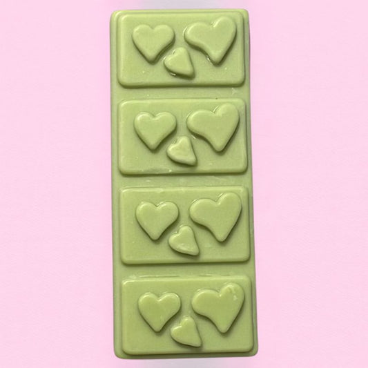 Fondant Parfumé Mojito Snapbar, en forme de tablette avec des petits cœurs, parfum mojito, de couleur verte et sur fond rose pâle.