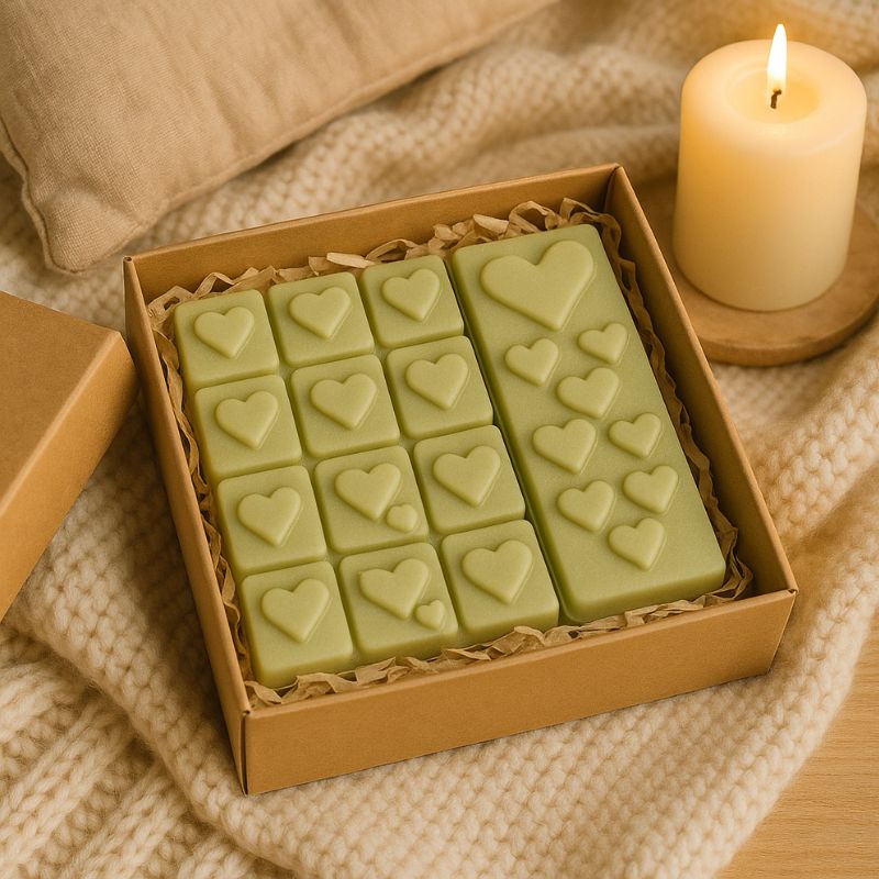 Fondant Parfumé Mojito Snapbar, la tablette est dans un coffret-cadeau, une bougie est allumée à côté, ambiance cosy.