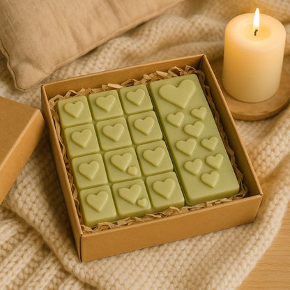 Fondant Parfumé Mojito Snapbar, la tablette est dans un coffret-cadeau, une bougie est allumée à côté, ambiance cosy.