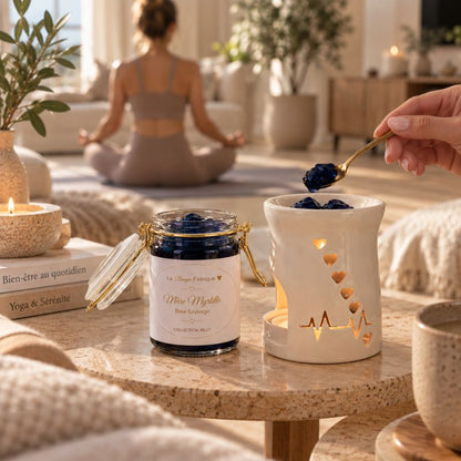 Fondant Parfumé Mûre Myrtille – Baies Sauvages en pot avec brûle-parfum blanc dans une ambiance yoga zen.