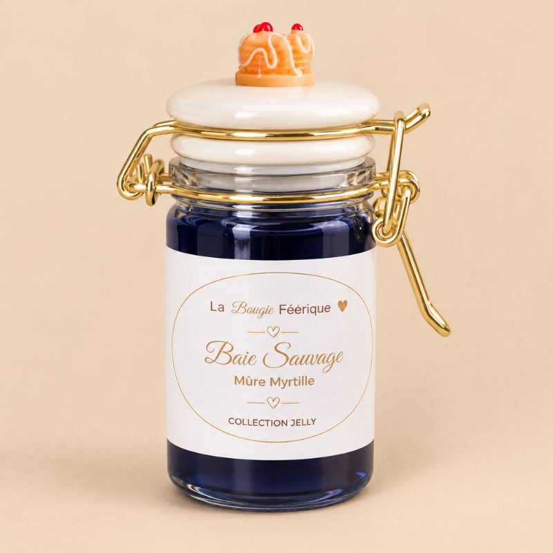 Fondant Parfumé Mûre Myrtille – Baies Sauvages en pot en verre sur fond beige.