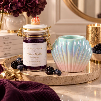 Fondant Parfumé Mûre Myrtille – Baies Sauvages avec brûle-parfum nacré dans une décoration élégante.