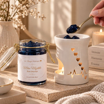 Fondant Parfumé Mûre Myrtille – Baies Sauvages déposé à la cuillère dans un brûle-parfum blanc.