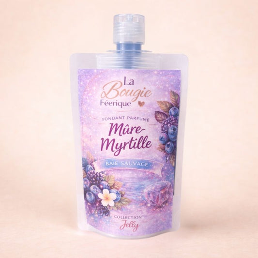 Fondant Parfumé Mûre Myrtille, en gourde et le gel est de couleur bleue, sur fond beige clair.