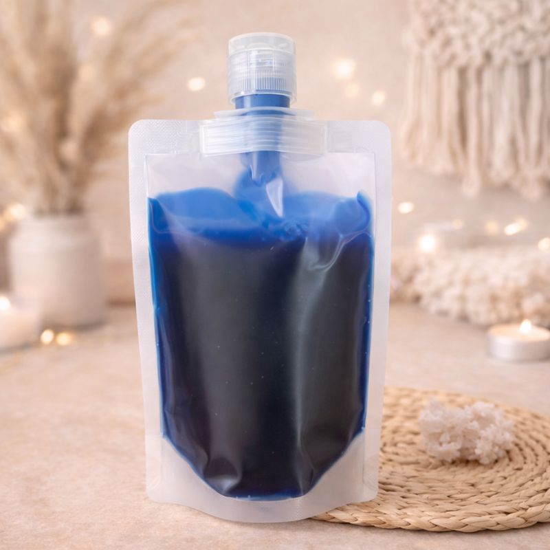 Fondant Parfumé Mûre Myrtille dans gourde, gel violet bleu visible, ambiance bohème chic et chaleureuse.