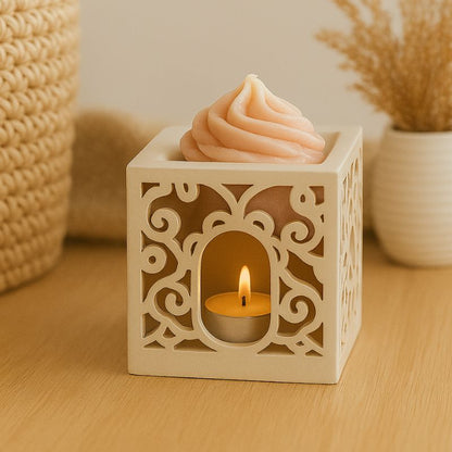 Fondant Parfumé Mûre Sauvage, dans un brûleur avec une bougie allumée. Ambiance scandinave.