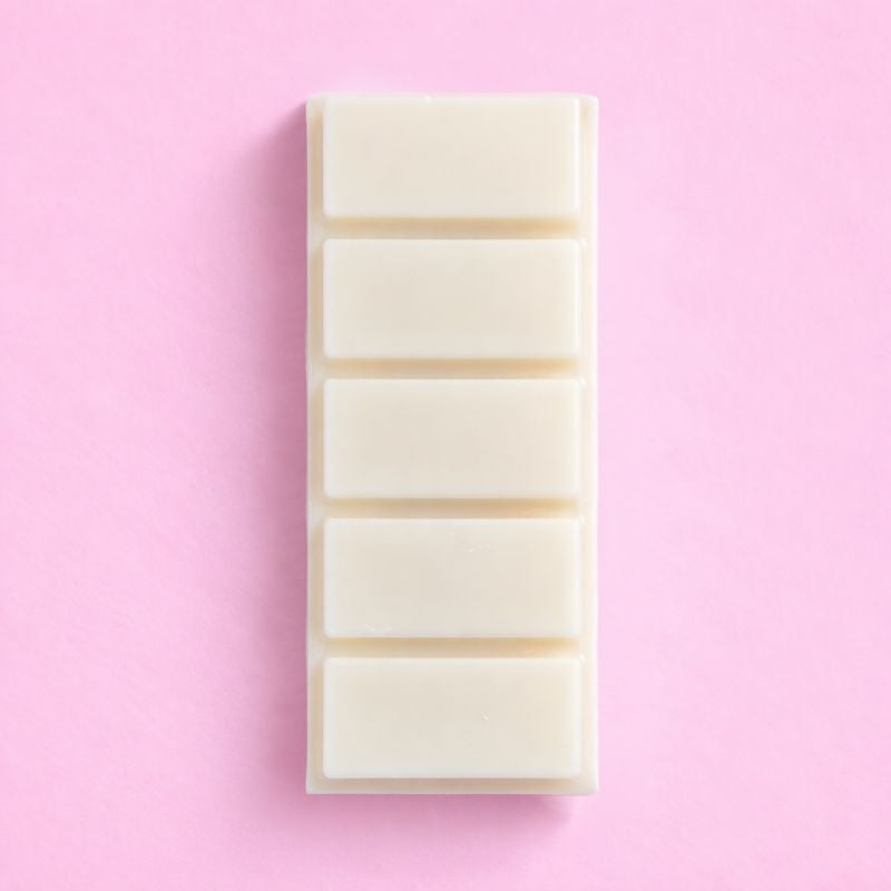 Fondant Parfumé Noix de Coco Snapbar blanc en tablette sécable sur fond rose design minimaliste ambiance douce et exotique.