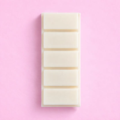 Fondant Parfumé Noix de Coco Snapbar blanc en tablette sécable sur fond rose design minimaliste ambiance douce et exotique.