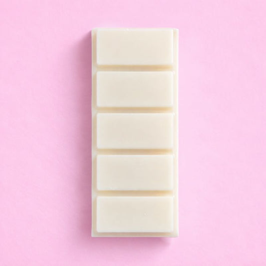 Fondant Parfumé Noix de Coco Snapbar blanc en tablette sécable sur fond rose design minimaliste ambiance douce et exotique.