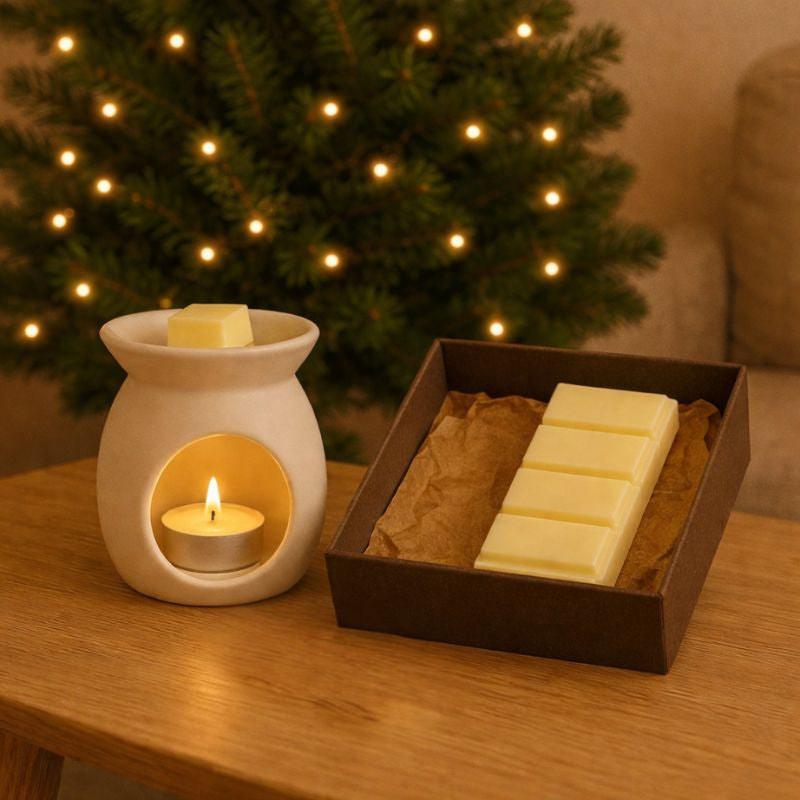 Fondant Parfumé Nougat Blanc Snapbar, un brûleur est posé sur une table, avec du fondant parfumé à l’intérieur dans une ambiance de Noël.
