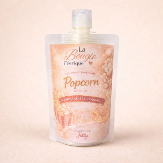 Fondant Parfumé Pop-Corn, en gourde, gel de couleur orange et sur fond beige clair.
