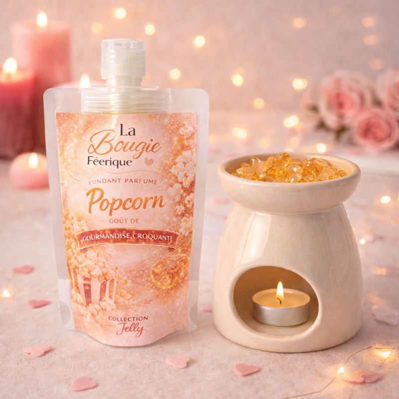Fondant Parfumé Pop-Corn dans gourde avec brûle-parfum allumé, ambiance romantique avec bougies et lumière douce.
