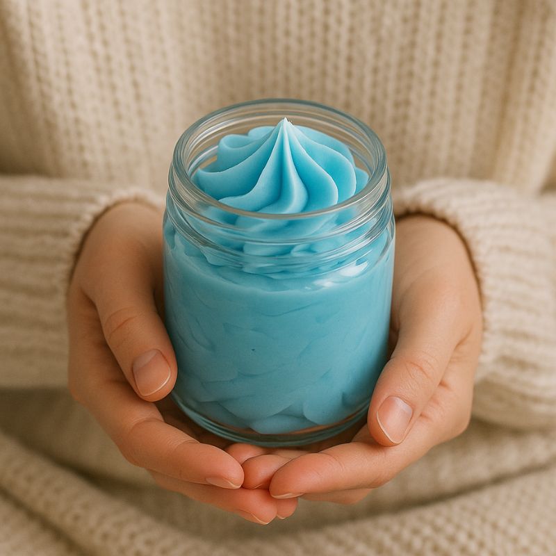 Fondant Parfumé Rêve de Coton, une personne tient dans ses mains le fondant parfumé de couleur bleue.