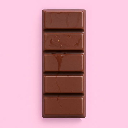 Fondant Parfumé Snapbar Cola, de couleur marron, en forme de tablette et sur fond rose pâle.
