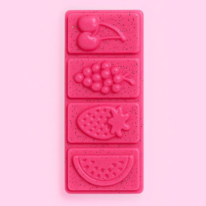 Fondant Parfumé Snapbar Fruit du Dragon, de couleur rose, en forme de tablette avec des fruits, parfum fruit du dragon et sur fond rose pâle.