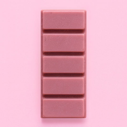 Fondant Parfumé Snapbar Moccaccino de Noël, de couleur marron, en forme de tablette, parfum maccaccino et sur fond rose pâle.